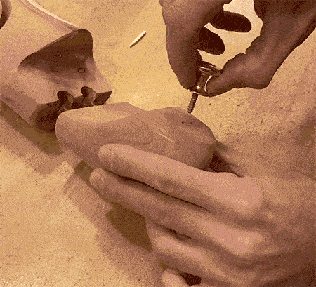 Réparation d'un embauchoirs en bois dont la boule d'attache ne tient plus car le trou s'est aggrandi