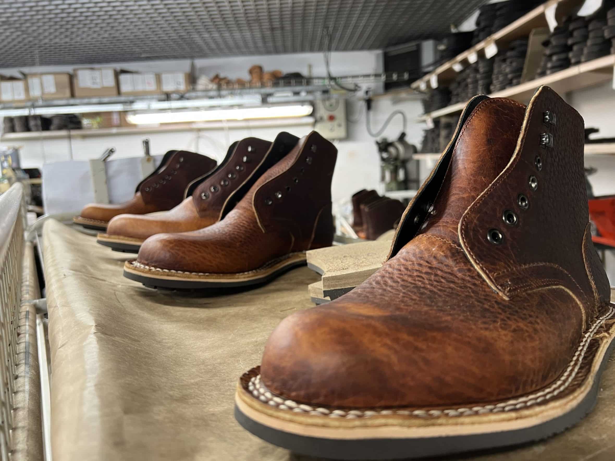 Boots en cuir de bison en cours de fabrication - Jacques & Déméter