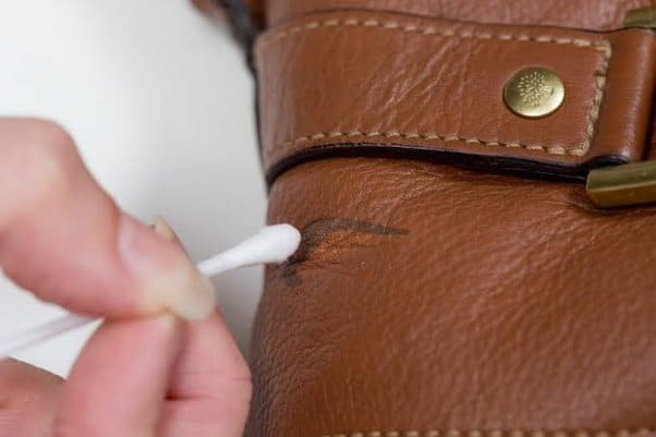 Enlever du stylo sur du cuir : guide étape par étape